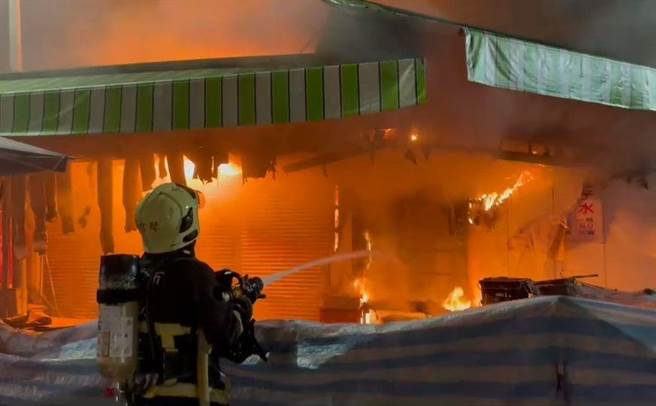 嘉義市消防人員搶救南門圓環失火的攤家。（讀者提供）