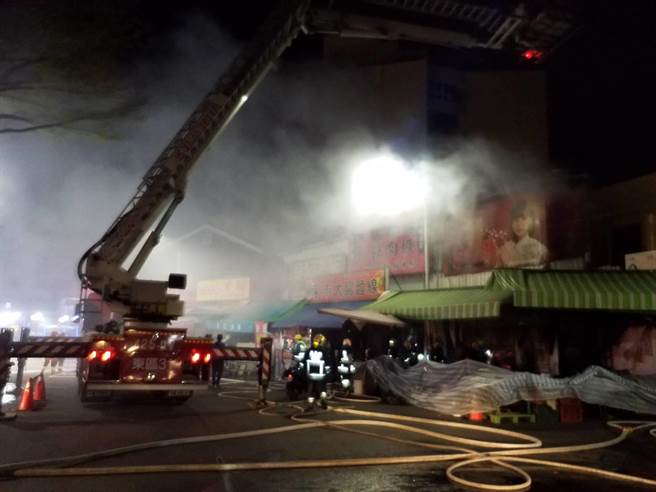 雲梯消防車到場支援搶救。（讀者提供）