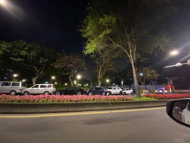 北市南港17日深夜11時許發生嚴重車禍，奧迪Q3連撞保時捷Macan等5車。（照片來源：臉書社團《我是南港人》）