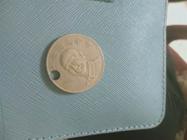 一名网友表示，买手摇饮找零收到穿孔的10元硬币，知情网友透露，过去曾有不少民眾利用这种硬币，投机取巧。（图／翻摄自爆怨公社）