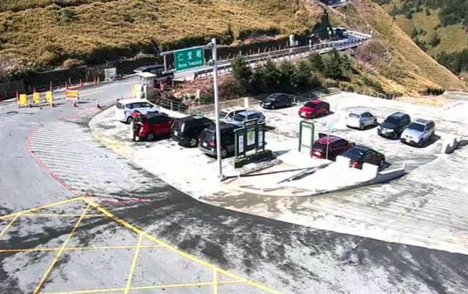 合欢山今晨下冰霰，武岭一片白茫茫。（图／翻摄自即时影像监测器）