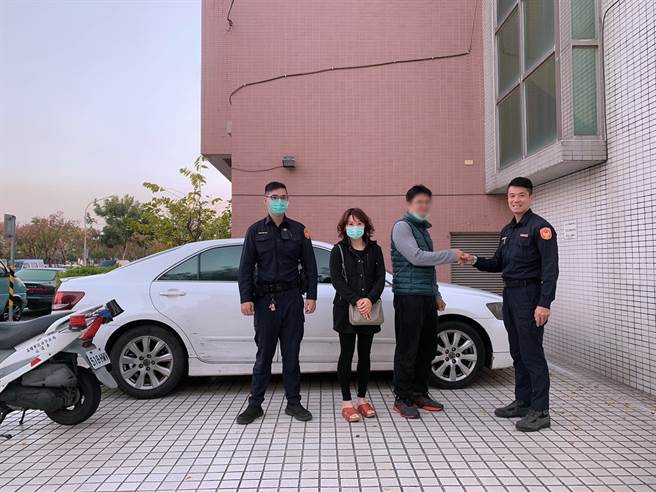 台中女12年前刚买车就遭窃，高雄警年初五寻获，让黄女又惊又喜大讚警方的努力。(凤山分局提供)