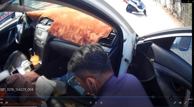 台中女12年前刚买车就遭窃，高雄警年初五寻获，让黄女又惊又喜大讚警方的努力。(凤山分局提供)