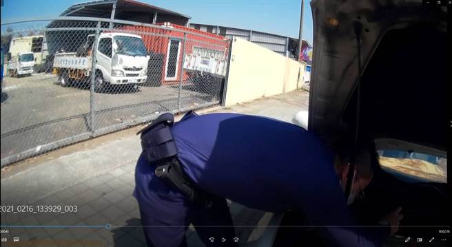 台中女12年前刚买车就遭窃，高雄警年初五寻获，让黄女又惊又喜大讚警方的努力。(凤山分局提供)