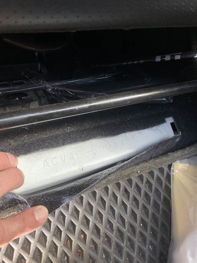 员警根据车身与引擎号码，查出与车牌不符，研判是赃车挂上合法车牌。(凤山分局提供)