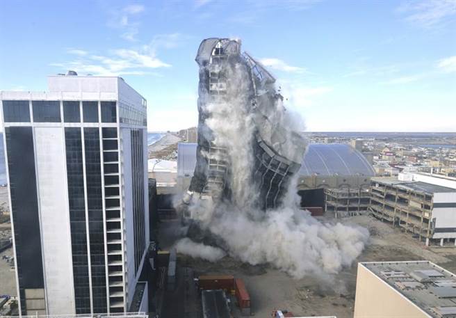 大西洋市的川普廣場飯店與賭場在長年失修下，被迫拆除。（美聯社）