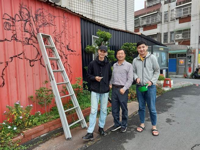 26岁的许立群利用春节假期，在老家在社区墙壁上画上最近最夯的【鬼灭之刃】，包括炎柱以及漪窝座，让整个社区彷佛受到鬼杀队的保护。(民眾提供／吴建辉彰化传真)