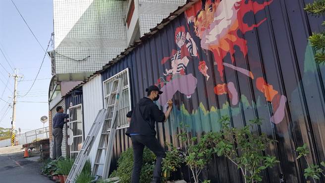 26岁的许立群(右)在101担任人资工作，工作与绘画完全无关，他说绘画单纯是自己的兴趣。(民眾提供／吴建辉彰化传真)