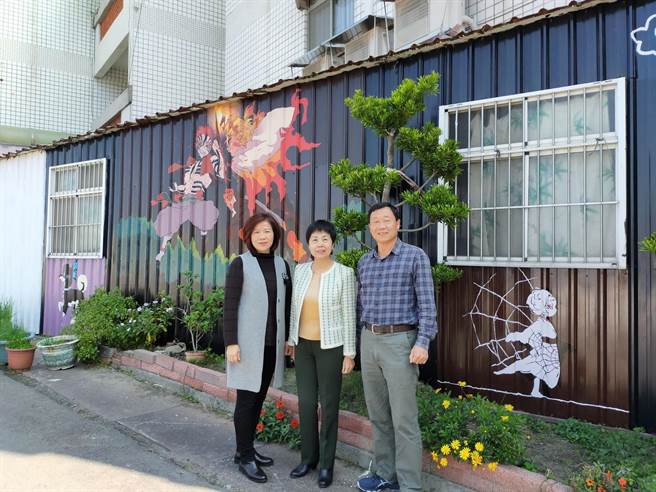 彰化县田中镇碧峰里状元第社区，最近迎来守护社区的大明星，北漂青年许立群，在社区墙壁上画上最近最夯的【鬼灭之刃】，田中镇长洪丽娜(中)也慕名而来，开心的在作品前拍照留念。(民眾提供／吴建辉彰化传真)