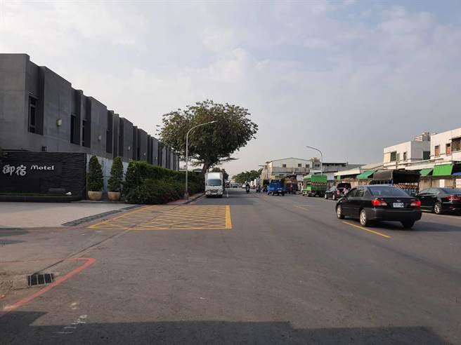 高雄一对夫妻开车到凤农市场採买，为锁上车门，竟遭宵小偷窃近37万财物。（柯宗纬翻摄）