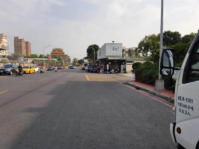 高雄一对夫妻开车到凤农市场採买，为锁上车门，竟遭宵小偷窃近37万财物。（柯宗纬翻摄）