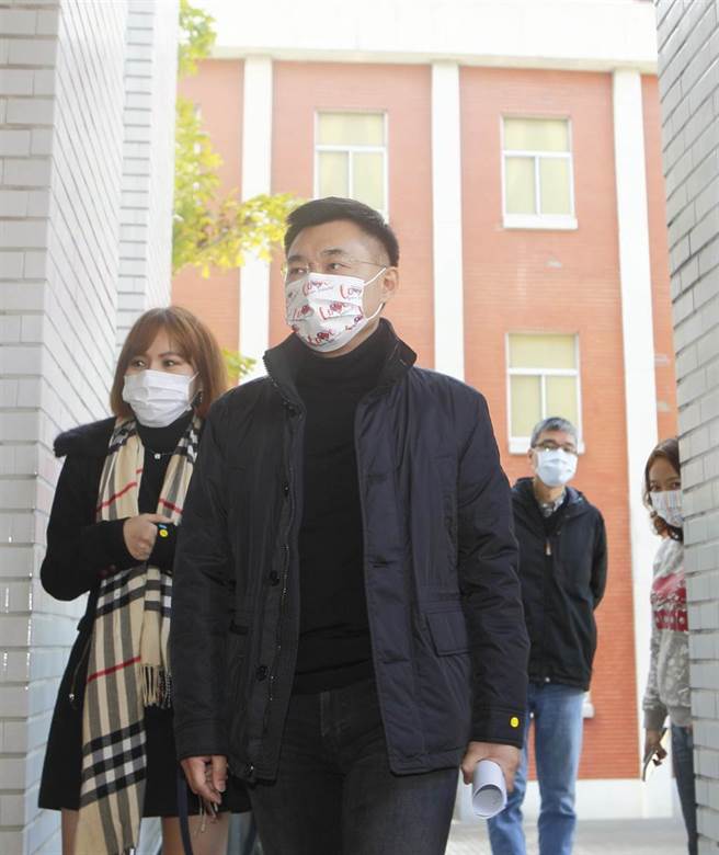 美国《时代》（TIME）杂志日前公布年度次世代百大人物名单，48岁的国民党主席江启臣（中）也入选。江启臣18日出面回应，称这代表着国际社会也关注着国民党的改革，江还提及，能与日本动漫作品《鬼灭之刃》的作者同被评选为年度次世代百大人物，让他满高兴也满荣幸的。（张铠乙摄）
Facebook
