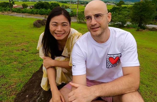 吳鳳與老婆勇敢面對酸民攻擊。（圖／吳鳳 Rifat臉書）