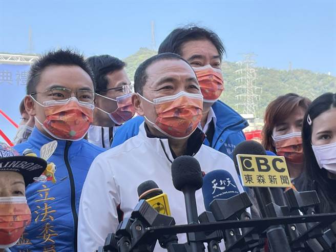 侯友宜今（18）天針對國民黨增聘趙少康為中評委做出回應。（李俊淇攝）