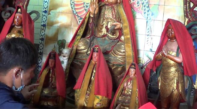 竊賊犯太歲還在神明頭上動土，冒充香客竊2面金牌遭逮。(戴志揚翻攝)