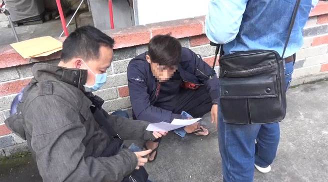 竊賊犯太歲還在神明頭上動土，冒充香客竊2面金牌遭逮。(戴志揚翻攝)