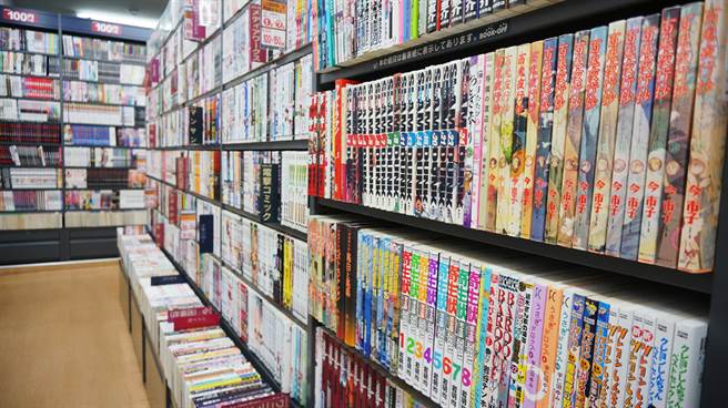 日本网友抱怨，购买了一组二手推理漫画回家，没想到翻没几页，就被「神秘符号」给剧透。（示意图／达志影像）