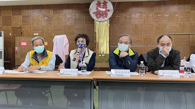 台南市政府各相关单位18日与盐水武庙开会后，决议盐水蜂炮恢復举办，但规模缩小。（刘秀芬摄）