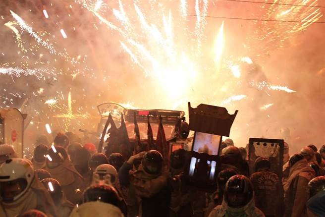 台南盐水蜂炮有驱疫祈福，今年因受疫情将採集中施放方式。（本报资料照片）