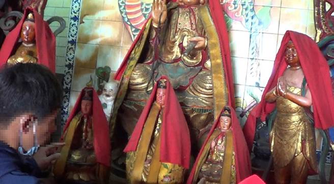 苗栗縣卓蘭地區1間知名宮廟，13日大年初二驚傳竊案，吳姓男子凌晨假冒香客參拜，觀察地形後下手偷走神尊身上2面金牌，警方成立專案小組追查，16日持搜索票將他逮捕歸案。（翻攝照片／巫靜婷苗栗傳真）