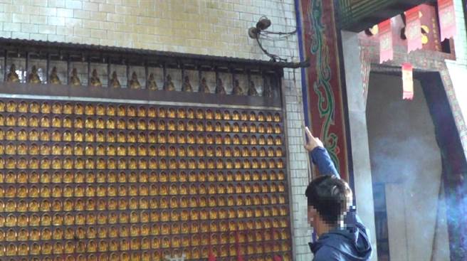 苗栗縣卓蘭地區1間知名宮廟，13日大年初二驚傳竊案，吳姓男子凌晨假冒香客參拜，觀察地形後下手偷走神尊身上2面金牌，警方成立專案小組追查，16日持搜索票將他逮捕歸案。（翻攝照片／巫靜婷苗栗傳真）