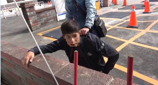 苗栗縣卓蘭地區1間知名宮廟，13日大年初二驚傳竊案，吳姓男子凌晨假冒香客參拜，觀察地形後下手偷走神尊身上2面金牌，警方成立專案小組追查，16日持搜索票將他逮捕歸案。（翻攝照片／巫靜婷苗栗傳真）