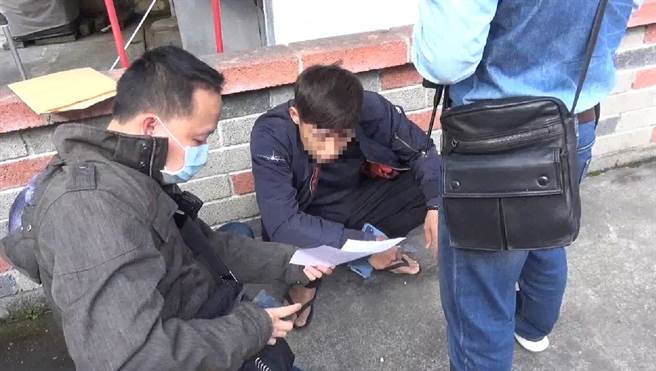 苗栗縣卓蘭地區1間知名宮廟，13日大年初二驚傳竊案，吳姓男子凌晨假冒香客參拜，觀察地形後下手偷走神尊身上2面金牌，警方成立專案小組追查，16日持搜索票將他逮捕歸案。（翻攝照片／巫靜婷苗栗傳真）