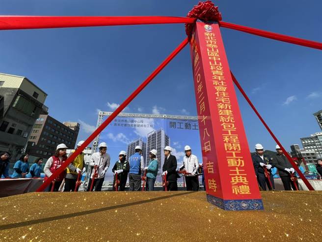新北市长侯友宜今（18）天主持泰山中山段青年社会住宅开工动土典礼。（李俊淇摄）　