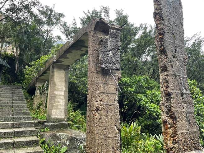 有游客日前攀爬上水圳桥，竟将桥面踩断，且人也跌落。（图撷自吴乾正脸书）