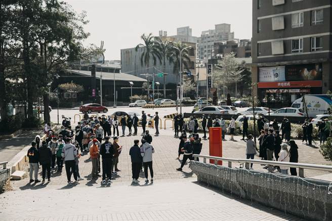 無據現場寒風，新竹縣立體育館外仍吸引超過200名球迷前來領取紅包。(攻城獅提供)