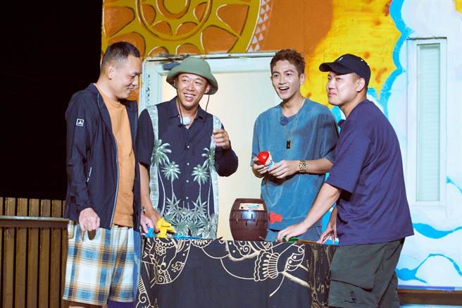 柯震东带礼物来，要玩游戏决定谁可以拿到。（混血儿娱乐提供）