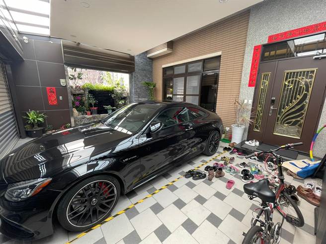 洋葱过年前换新车，家中挤满拜年的亲朋好友。（混血儿娱乐提供）