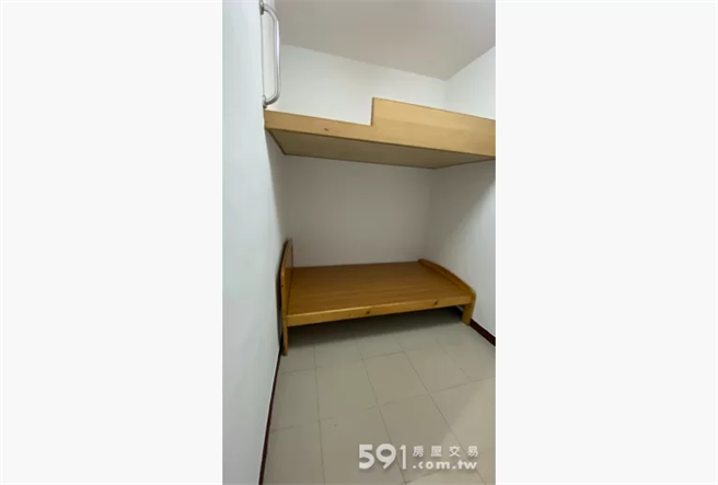 一名網友透露，親戚將在年後到內湖工作，預計與友人一起租房子，但他分享的房間照片，令不少人都嚇傻。（圖／翻攝自PTT）