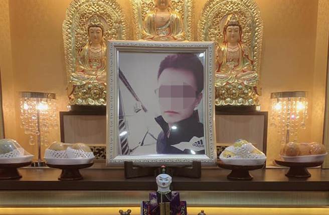 台南王姓男子遭仇家当街砍死，妻子悲伤贴出灵堂照，表示要让大家看老公帅帅的样子。（截自脸书）