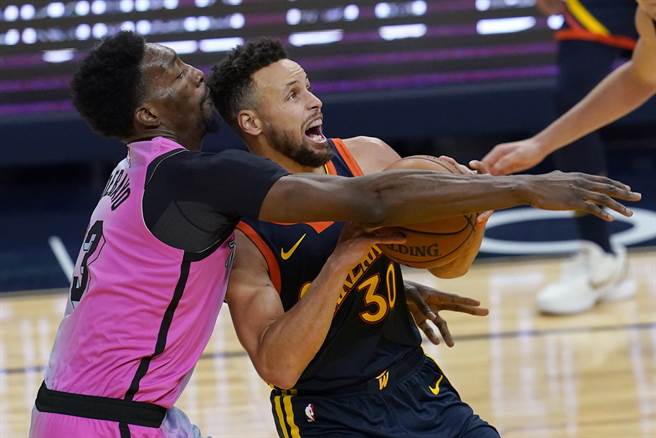 柯瑞的上篮遭到热火中锋阿德巴约打手犯规。(美联社)