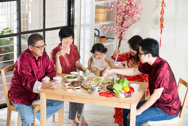 有网友认为，家中长辈离开之后，家族成员之间的感情就会跟着变淡，过年团聚也只是为了「走形式」。(示意图/达志影像)