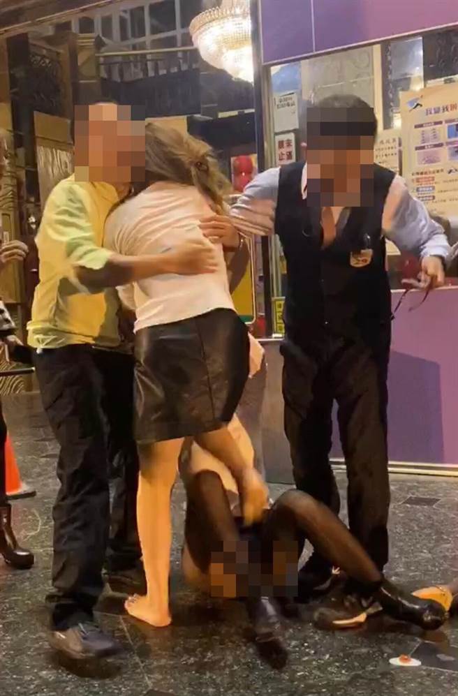 两位舞小姐在门口打架闹上网路，引来警方开罚。（读者提供／程炳璋台南传真）