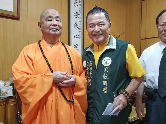 前高市议员蔡妈福（中）关说酒驾，妨碍员警压制失控的酒驾犯，同样被依妨碍公务送办，高雄地院判蔡拘役30日，得易科罚金，可上诉。（取自蔡妈福脸书／袁庭尧高雄传真）