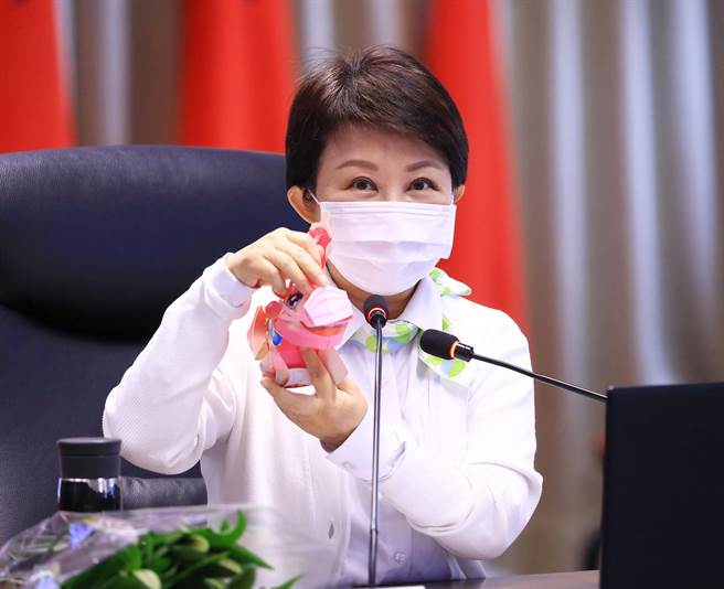 市長盧秀燕在市政會議中，秀出牛年小提燈；表示小提燈很細緻，尤其戴上口罩特別可愛。（台中市政府提供／陳世宗台中傳真）