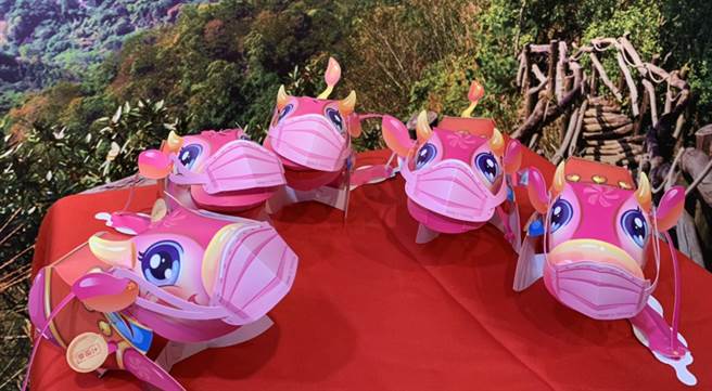 今年小提燈以年度生肖「牛」為主題，桃紅色系加紅色新衣增添喜慶。（台中市政府提供／陳世宗台中傳真）