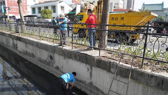 員林市長游振雄，大年初四就發現，萬年路的大排水溝，竟然遭民眾惡意丟棄垃圾，讓他相當痛心。(員林公所提供／吳建輝彰化傳真)