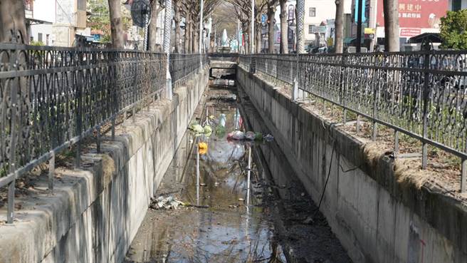 清潔隊員辛苦的架設梯子，深入水溝撿拾垃圾。(員林公所提供／吳建輝彰化傳真)