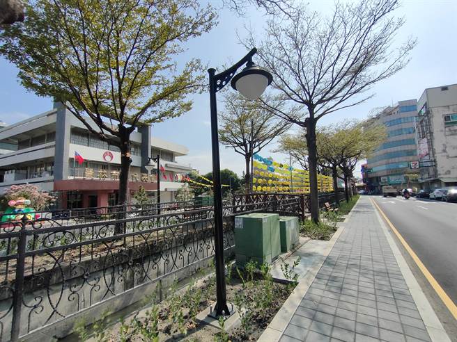 彰化員林市萬年路，年前才斥資3000萬完成整修，全新鋪裝的路面及拓寬的人行步道，深受民眾好評。(吳建輝攝)