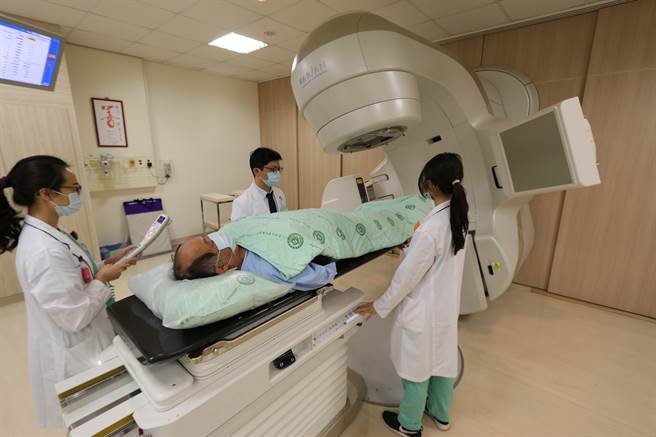 亚大医院放射肿瘤科医师吴伟榤，为患者（非当事人）进行真光刀治疗。（林欣仪摄）