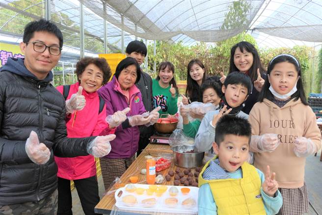苗栗县大湖卫生所执行社区营造计画，将卫教课程拉到户外，与大湖乡施行无毒农耕的草莓园合作，18日邀请祖孙、亲子到草莓园同乐，体验无毒农耕、健康饮食。（巫静婷摄）