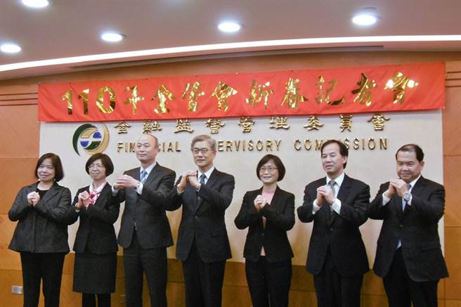 金管会18日举行2021年新春记者会，左起为保险局长施琼华、银行局长庄琇媛、政务副主委许永钦、主委黄天牧、常务副主委邱淑贞、证期局长张振山、检查局长张子浩。（记者林资杰摄）