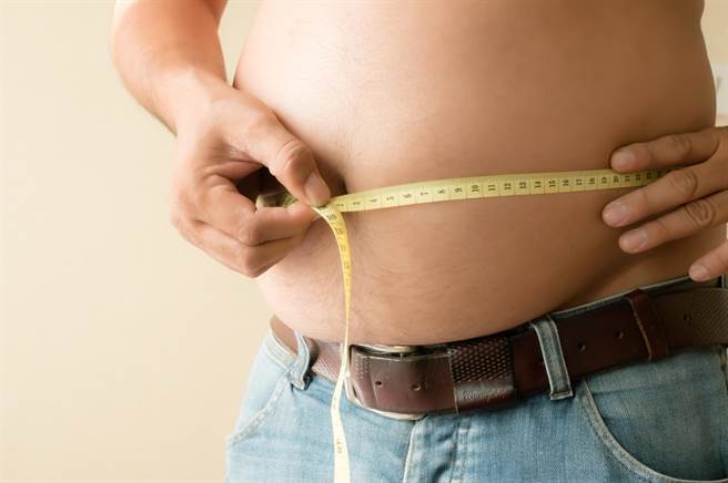 医师表示，痛风发生，除先天遗传外，后天影响痛风主因是肥胖，且急性痛风发作时，绝不是吃降尿酸药或忌口，应立刻到医院看诊。（门诺医院提供／罗亦晽花莲传真）