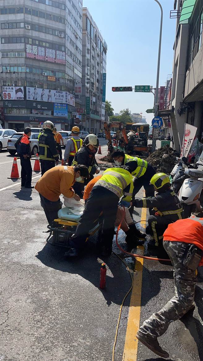 4名工人瓦斯抢修因瞬间闪燃，逃避不及导致烧烫伤。（读者提供／张妍溱台中传真）