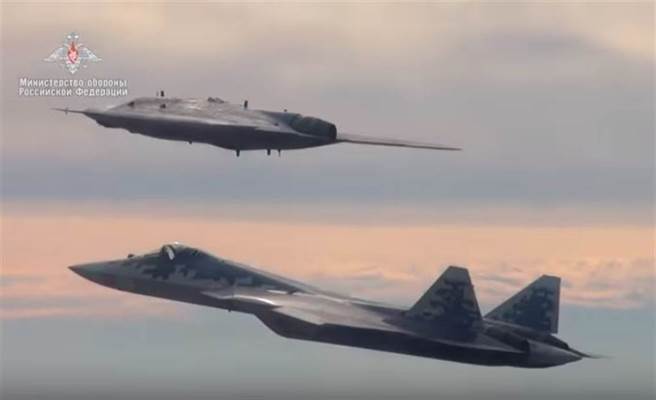 俄罗斯「猎人」无人攻击机与苏-57战机首度合体的资料画面。（俄罗斯国防部影片截图）