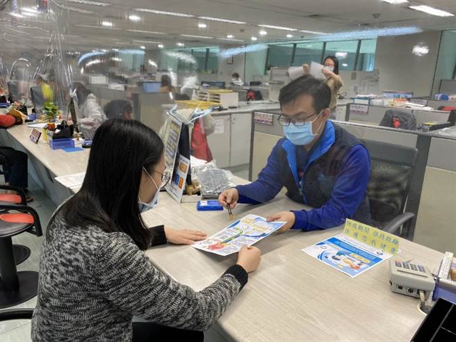 新北市啟動「勞退舊制專戶大清查」，透過主動電聯、函文輔導，更進一步商請經發局協助，當事業單位臨櫃辦理解散或歇業登記，立即發放文宣提醒註銷專戶，期待透過跨局處合作，擴大保障同時儘速完成全面清查。（新北市勞工局提供／許哲瑗新北傳真）